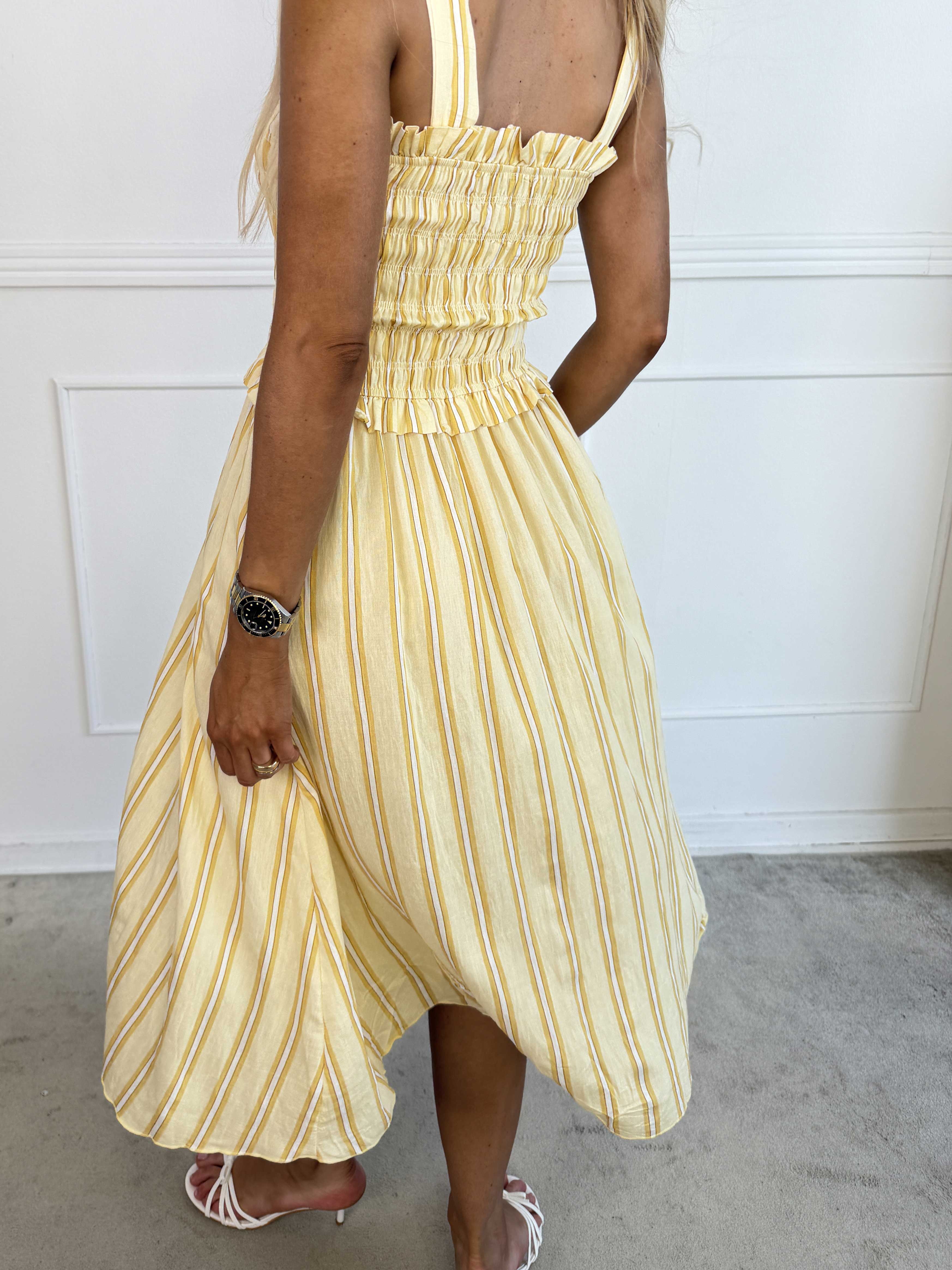 Marisol Stripe - Randig plus size sommarklänning i viskos med smock över bröstet